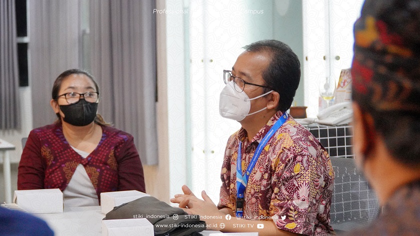 ITS Adakan Studi Lapangan Proses Telaah Jurnal Ilmiah di STIKI Indonesia