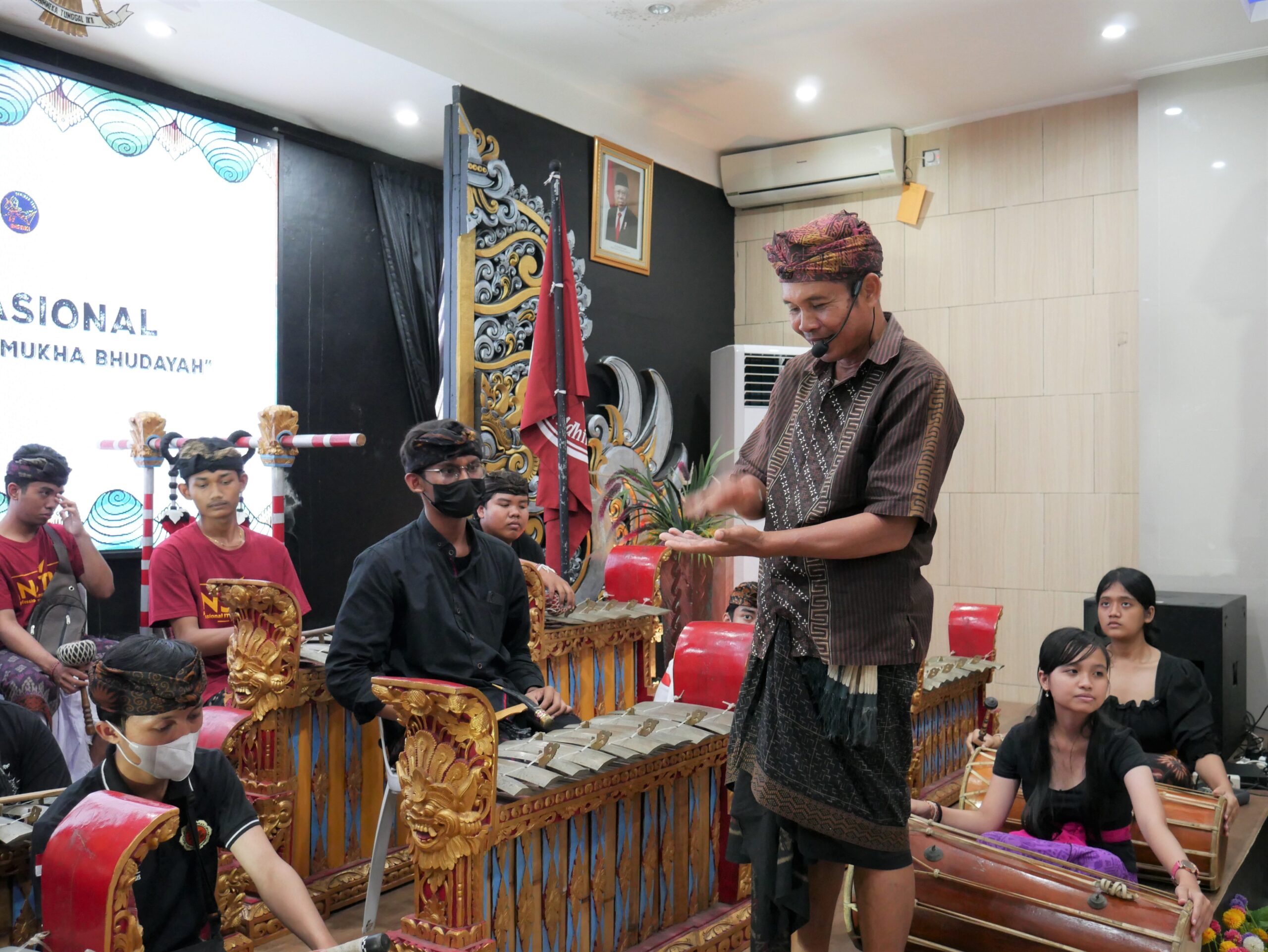 Cedil, Seniman Bali yang Medunia Jadi Pembicara Workshop Nasional UKM Tari & Tabuh INSTIKI