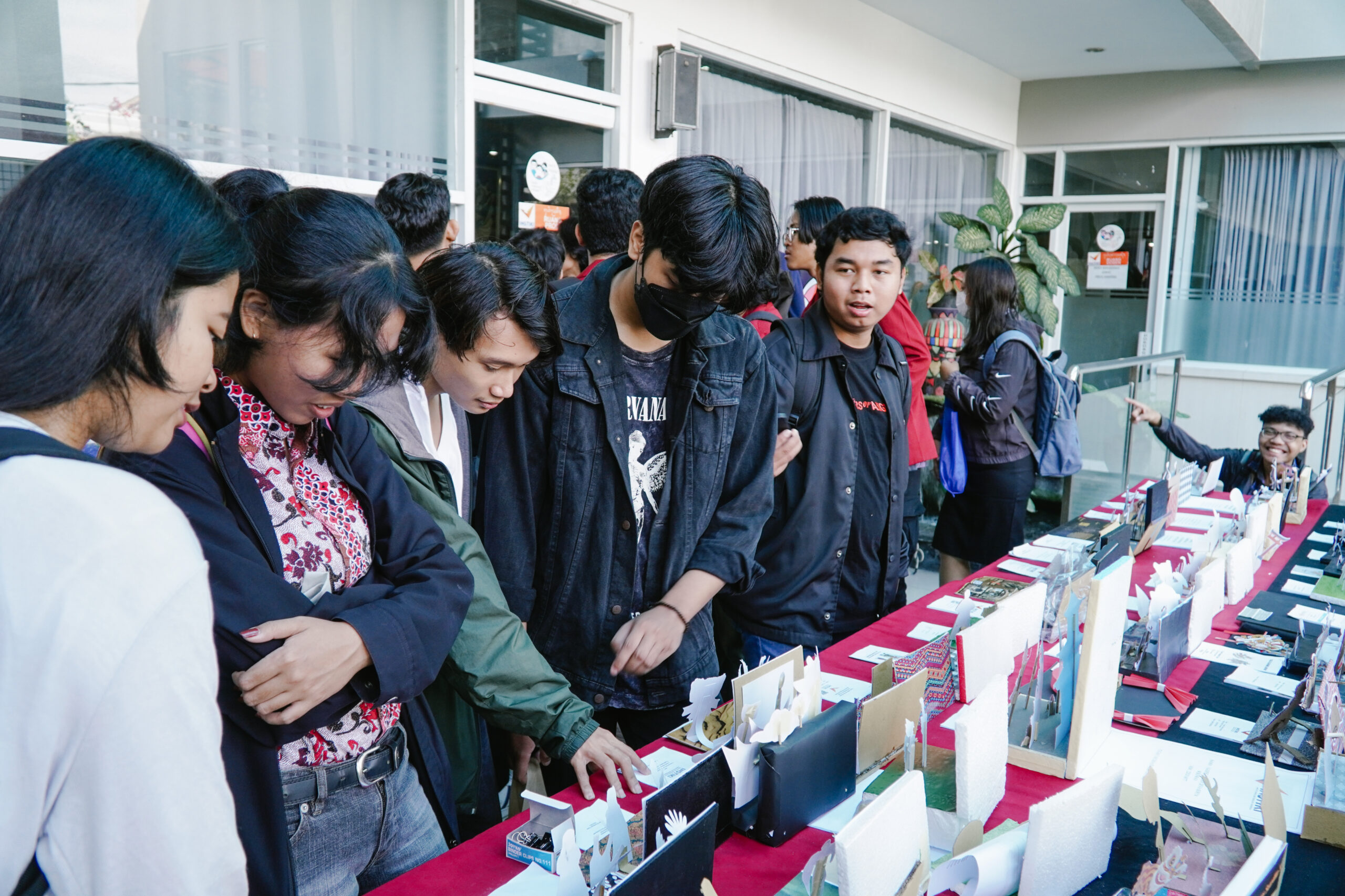 Ratusan Karya Mahasiswa INSTIKI Tampil dalam Pameran Karya Ujian Akhir Semester! Sita Perhatian!