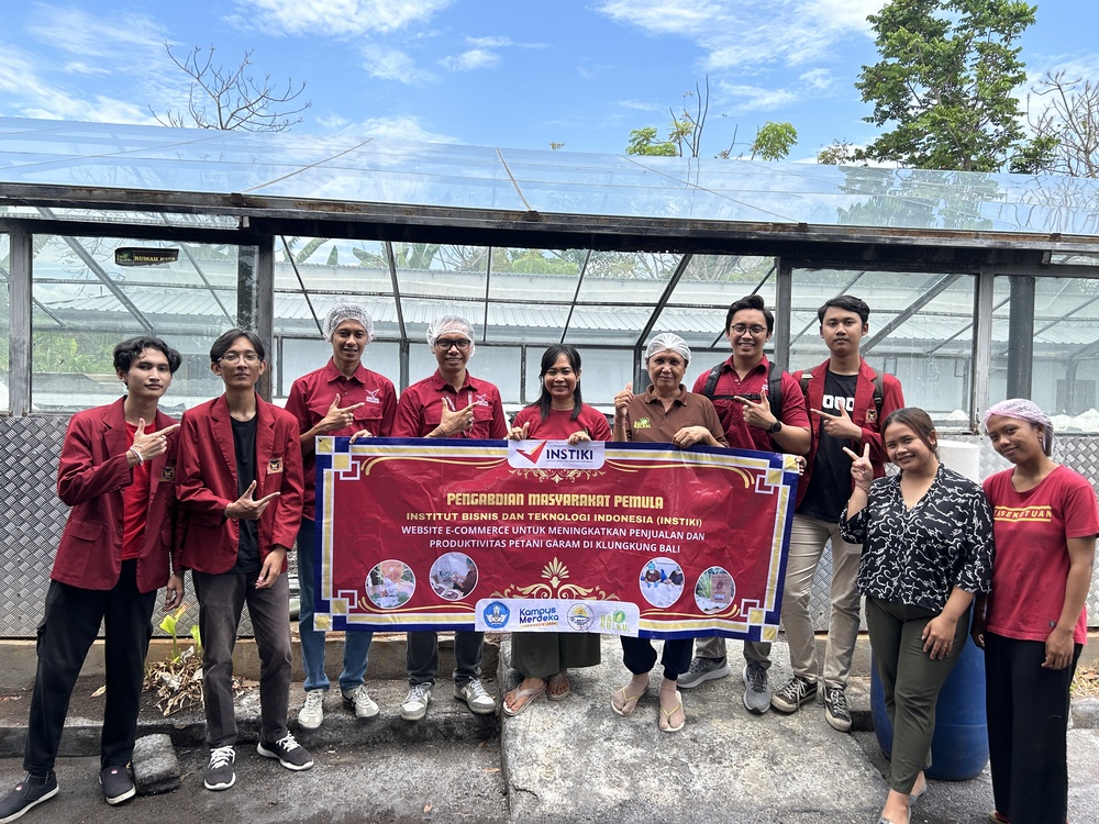Bantu Petani Garam di Klungkung Tingkatkan Penjualan, Civitas INSTIKI Kembangkan Website E-Commerce Natural Bali Kulkul