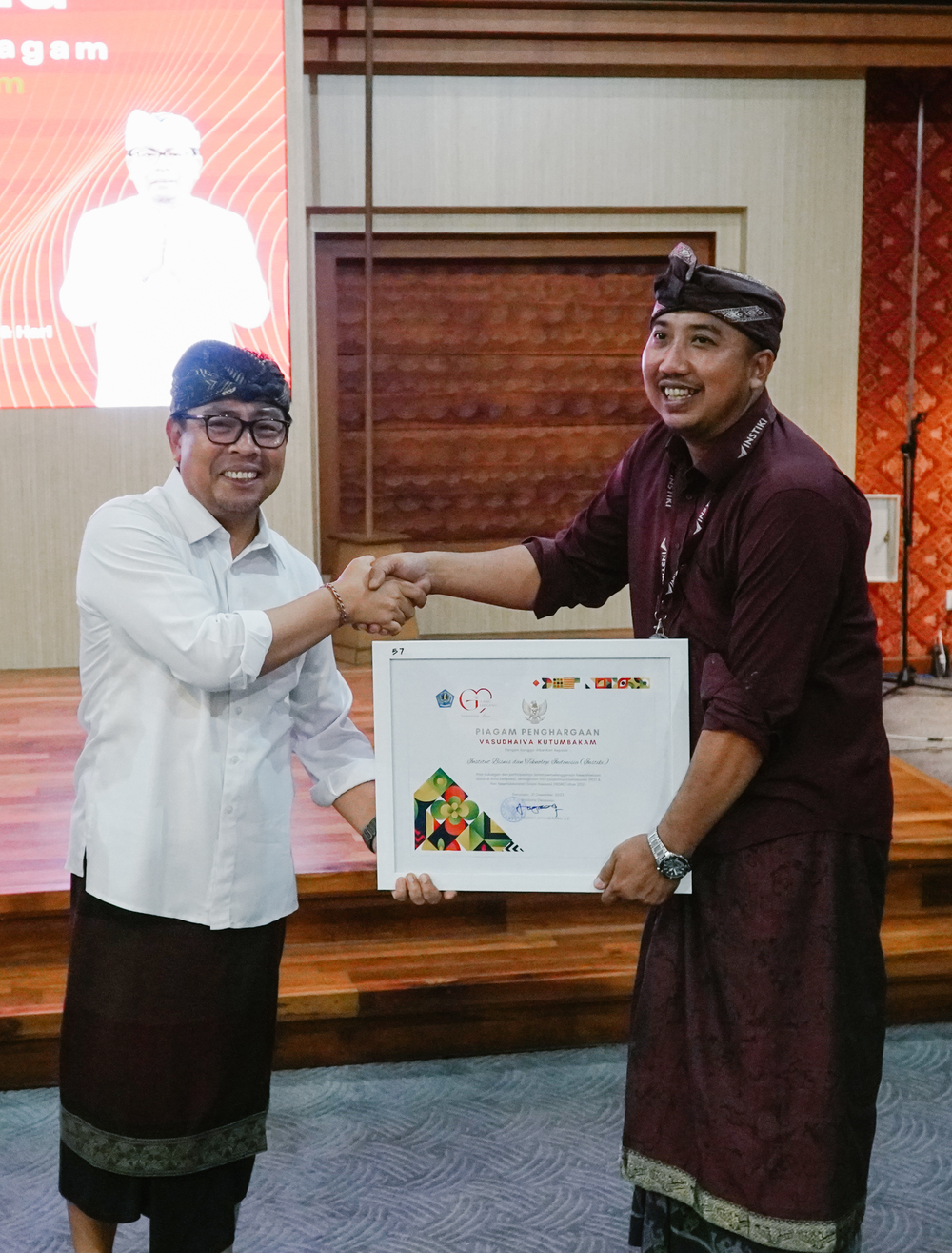 INSTIKI Raih Penghargaan “Vasudhaiva Kutumbakam” Atas Kontribusi dalam Kesejahteraan Sosial di Kota Denpasar